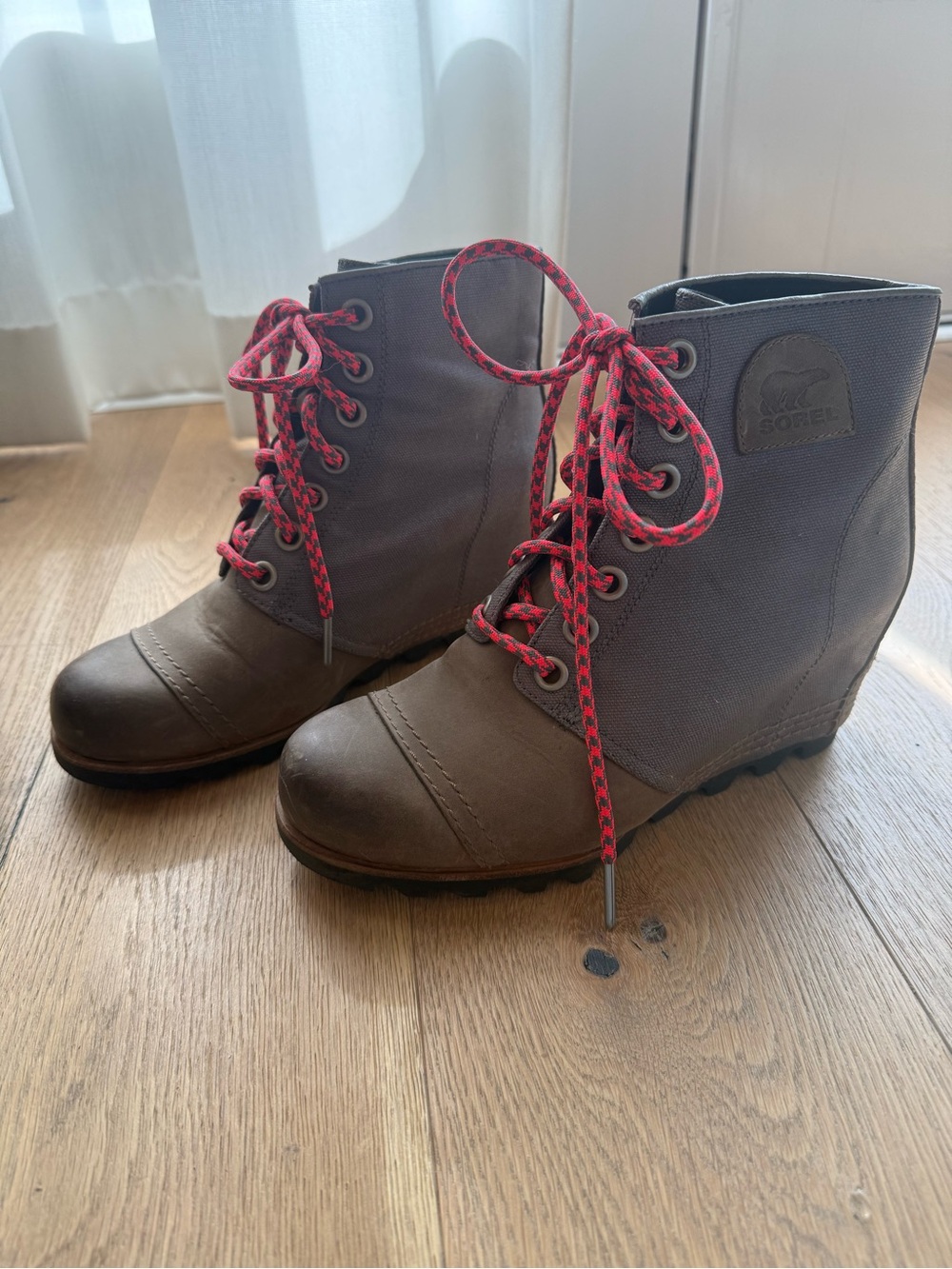 Sorel Brown Womens Ankle Wedge Boots with Pink Lace Details Size 9